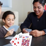 Familie spiller kort
