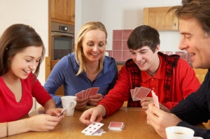 Familie spiller kort