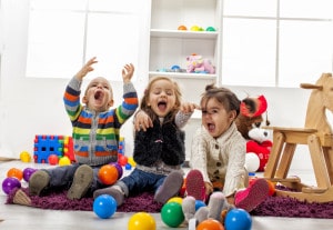 Fire børn leger på børneværelse