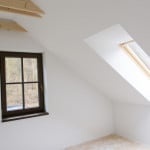 Værelse med skrå vægge i nybygget hus