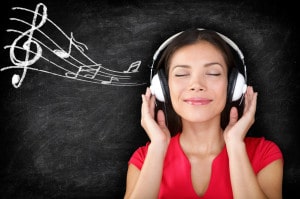 Kvinde lytter til musik i høretelefoner - streaming