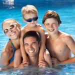 Familie i swimming pool