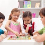 En gruppe børn spiller et spil